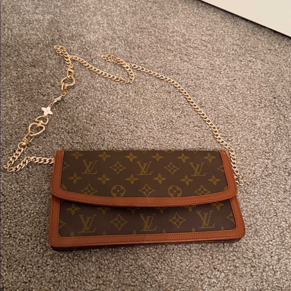 Vintage Louis Vuitton Monogram Clutch - Picture 3 of 16